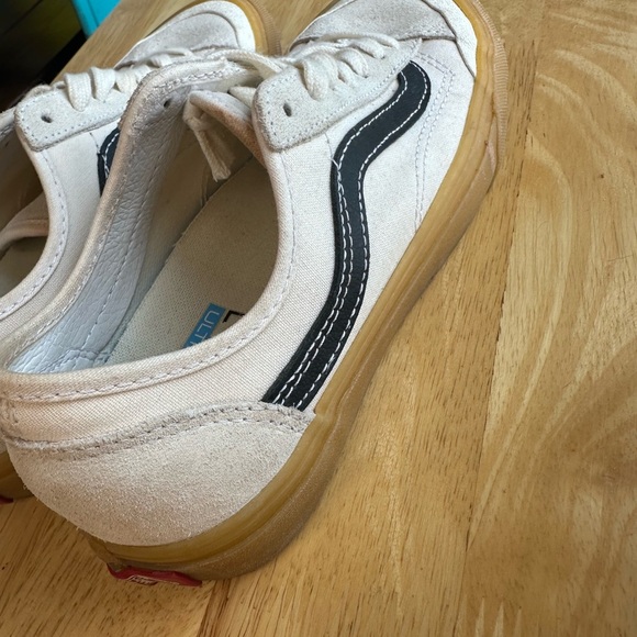 Vans Black and White Sneakers Retro-Inspired Style - Picture 9 of 9